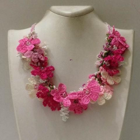 Pink and White Bouquet Necklace - Crochet crochet Lace Necklace