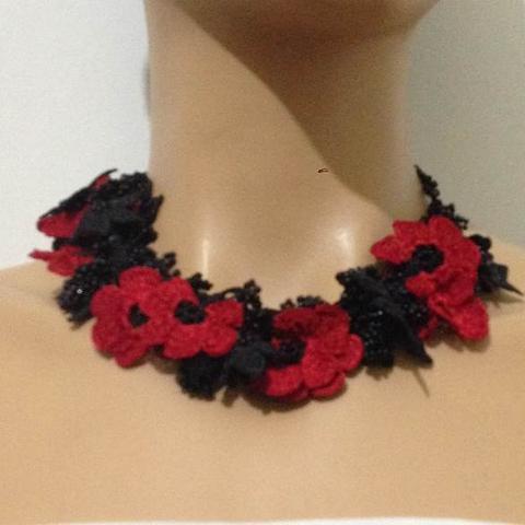 Black and Red Bouquet Necklace - Crochet crochet Lace Necklace