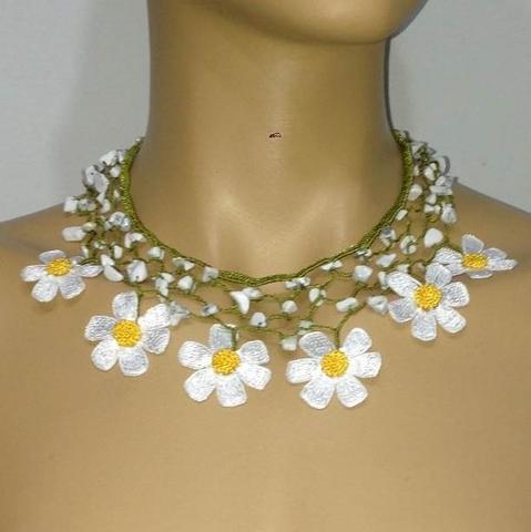 WHITE DAISY Choker Necklace with Crocheted flower and semi precious Stones